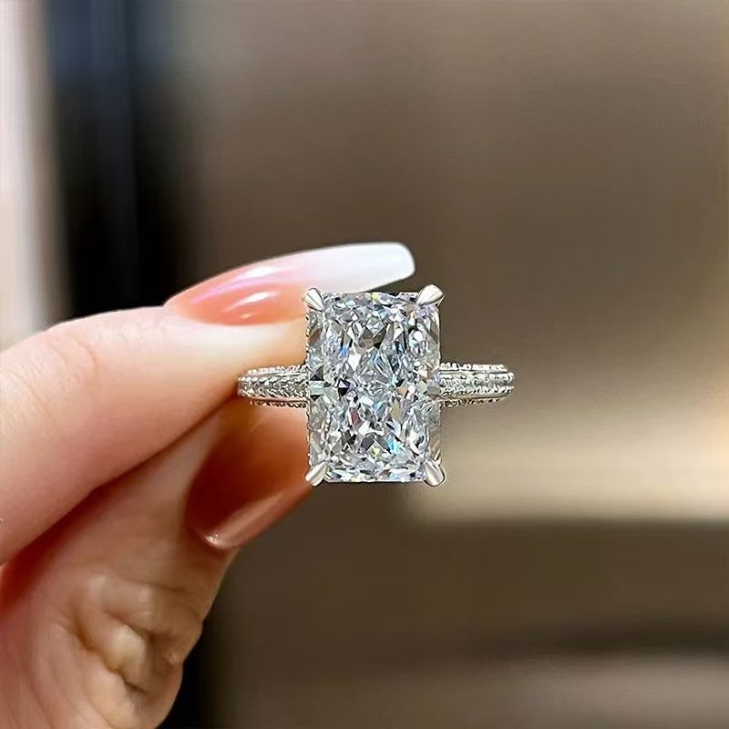 6c5127e5-1bc9-476a-8724-13cb546fc115.jpg Ring Inlaid With An Extra-large Zircon - Image 1