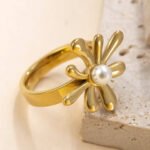 Flower-inlaid Pearl Stainless Steel Ring For Women - Image 3